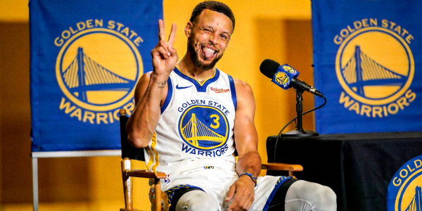 篮球明星库里在采访中做出搞怪表情